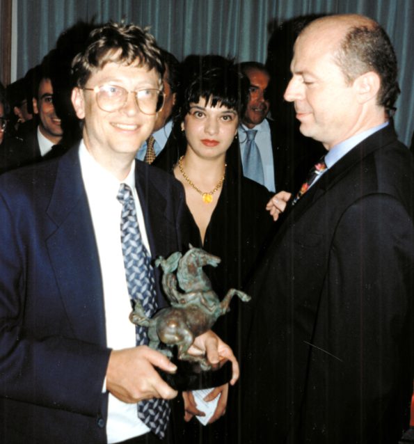 Agnese Sabato and Alessandro Vezzosi with Bill Gates and award Sabachnikof, 1994