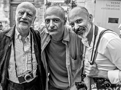 Roberto Strano with famous photographers: Ferdinando Scianna and Antoine D'Agata in Arles, France, in 2016 @ Photo by Giuseppe Creti