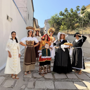 “Threads of Time”: In Carlantino, Italy, the Fashion Show of Women Who Make and Interpret History